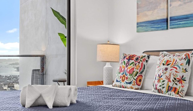 Lunabase ☾ Tropical Refuge |Stunning View | 1BR + Den | Parking, Pets