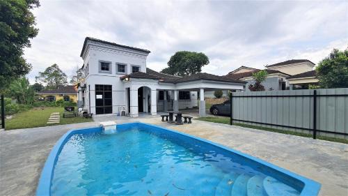 Lunar Villa A'Famosa Resort by Holiday Pool Villa