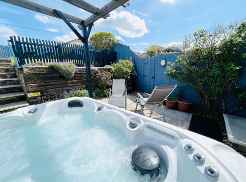 Lundy Lookout 5 minutes drive to beach Hot tub