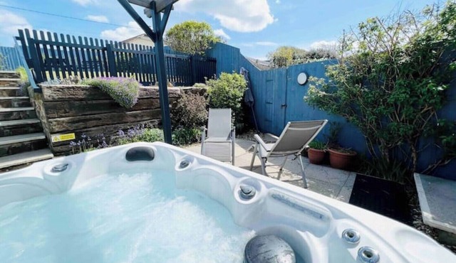 Lundy Lookout! Hot Tub. Minutes Drive to Beach