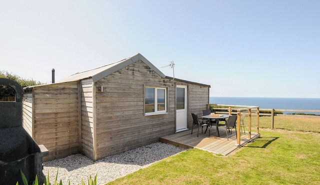 LUNDY VIEW CHALET, pet friendly, with hot tub in Widemouth Bay