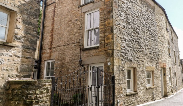 LUNE COTTAGE, pet friendly, with a garden in Kirkby Lonsdale