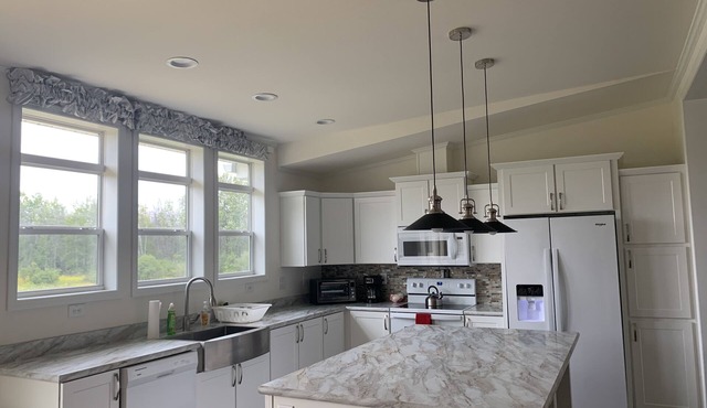 Lunker House By the Bay- Rural, Contemporary and Spacious-Moments from Downtown