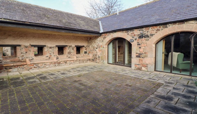 LUPIN COTTAGE, character holiday cottage, with pool in Wooler