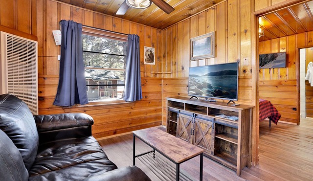 Lupine Lakeside Family Cabin at Shore Acres Lodge