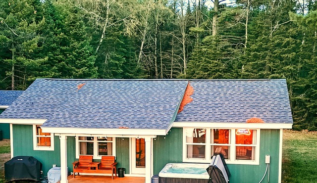Lured Den - Private Lakefront Cottage - HOT TUB!
