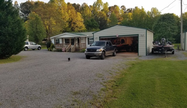 LureMeInn fishing & fowl vacation home with 2 boat garage. Ph 2564993665