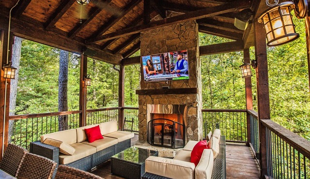 Lusa Nita Retreat – Luxe Lodge w/Hot Tub, Sauna & Stunning Outdoor Living!