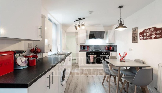 Lush Apartment 5 Bedroom House - WBR