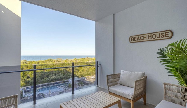 Lush Beachfront Living with Parking, Pool and BBQ