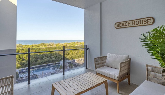 Lush Beachfront Living with Parking, Pool and BBQ