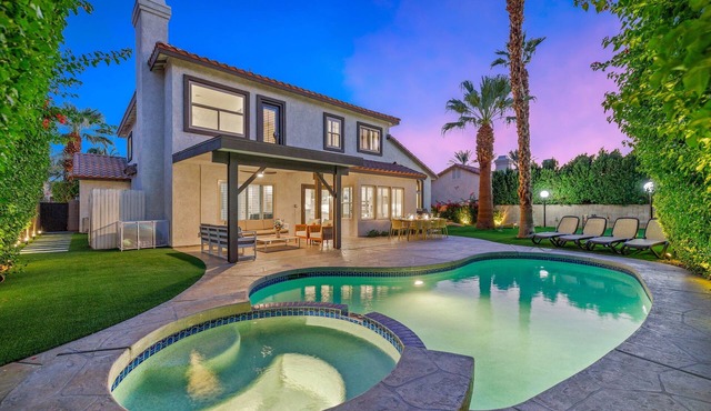 Lush Bliss Living - Private Yard, Walking distance to Coachella