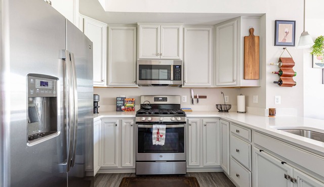 Lush, Charming Getaway Townhome Wine Country Virginia w/ private Garage