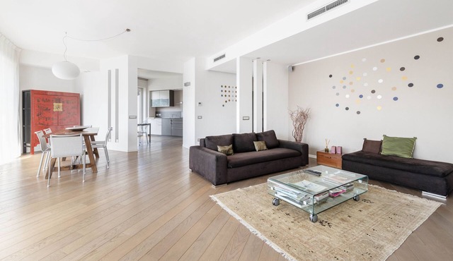 LUSH CONTEMPORARY FLAT: wide and modern apartment - 3 BDR, 6 GUESTS