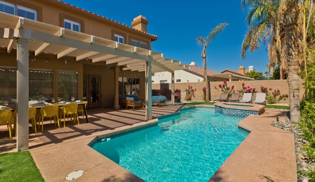 Lush Desert Living - Walking distance to Coachella