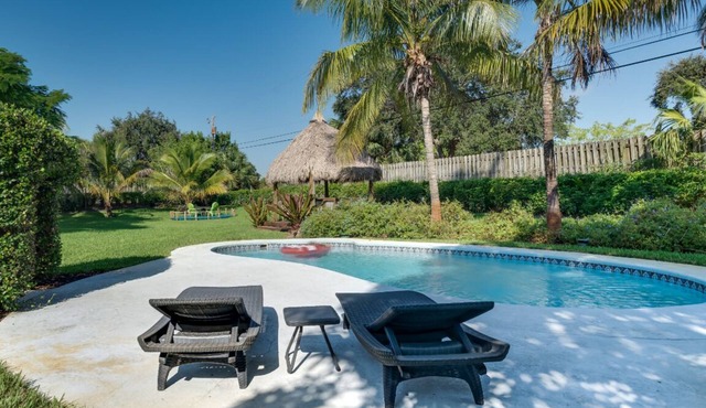 Lush Gardens, Heated Pool, Tiki Bar, 2BR Private Home