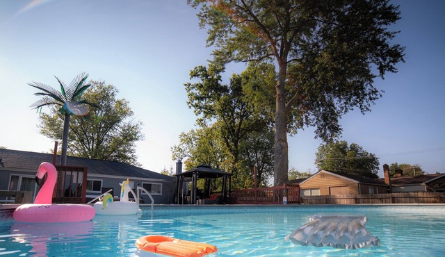 Lush Hideaway: Serenity with Hot Tub and Pool, 6 mins from Kings Island