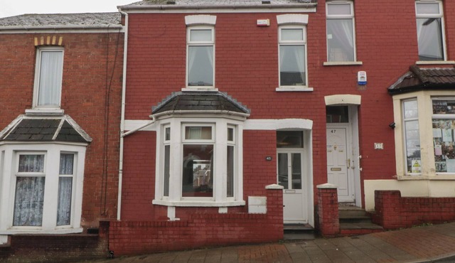 LUSH HOUSE, family friendly, with a garden in Barry