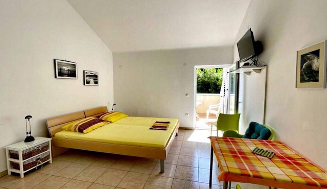 Lush studio apartment by the beach