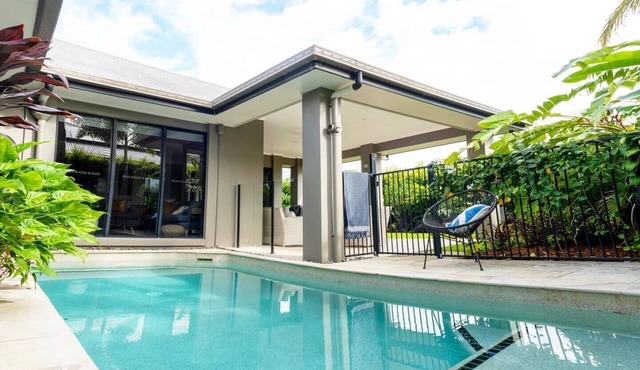 Lush Tropical Retreat Heated Pool King Bed Netflix