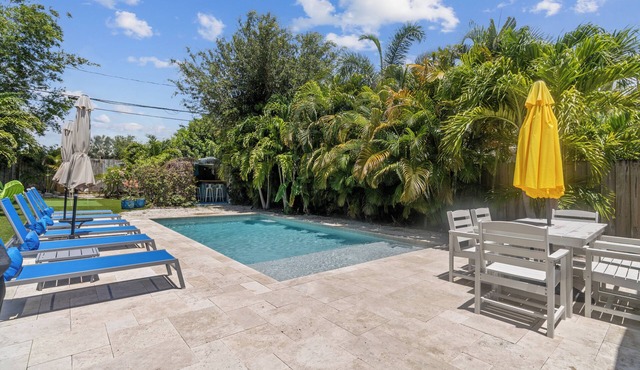 Lush Tropical Oasis! HEATED Pool, 1 mile to downtown, 2 miles to public beach