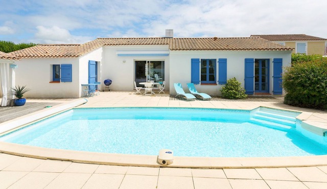 Lush villa only 3.5km from the beach
