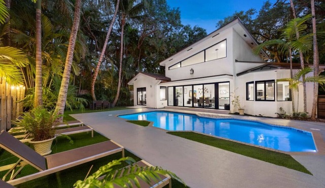 Lush Villa with heated Pool sleeps 13, Location!