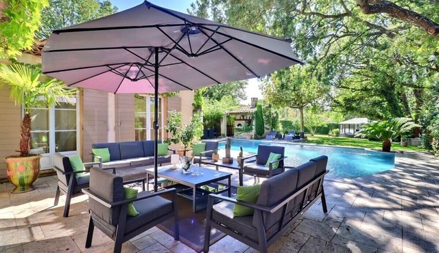 Lush villa with swimming pool, jacuzzi and sauna