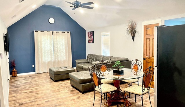 Lush Wonders! Sleeps 7, Wi-Fi, Parking, BBQ.