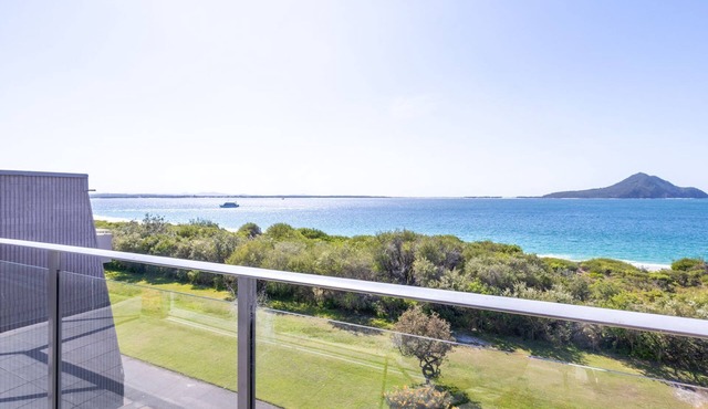 Luskin Lodge, 11/29 Weatherly Close - stunning water views