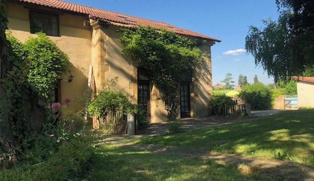 Lusso, accommodation in beautiful estate with swimming pool