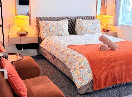 Luton Lodge - Newly Refurbished, Ideal for Short Stay , 5 mints To Luton Airport , Train Station, Town Centre , Free off street Parking