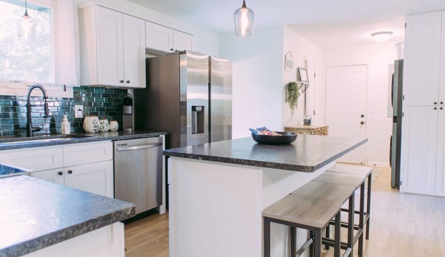 Lutz Lane Hideaway| 3 Bdrm with huge backyard!