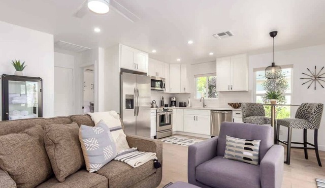 Lux 1-Bed Casita w/Patio, Laundry+FREE Gtd Parking