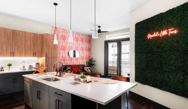 Lux 1 Bed- Sleeps 4, 12 Min to DT, 6 Min to Domain, Gym & Pool in ATX