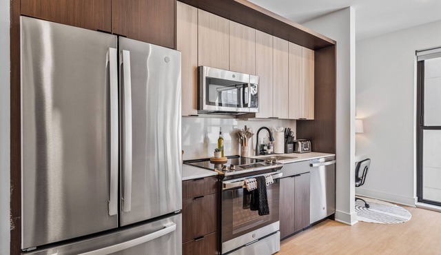 LUX - 1 Bed Suite With Free On-Site Parking, Pool, Gym, Exclusive Club Room