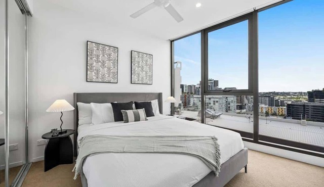 Lux 17th Floor apt. w/King Beds, Gym & Parking