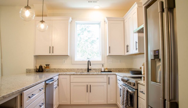 Lux 2 Bed 2 Bath Apt | Dwtn Crozet (30 Nt Min)