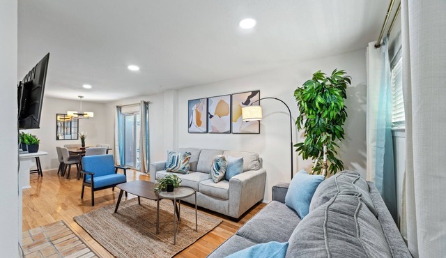 Lux 2-bedroom Uptpwn condo with Parking and Wifi