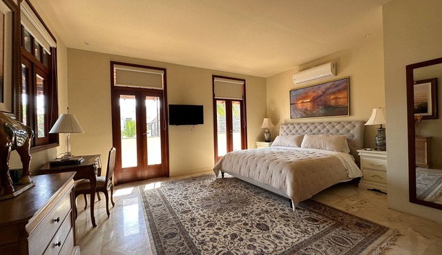 Lux 2-Level Townhouse with Stunning Historic Views