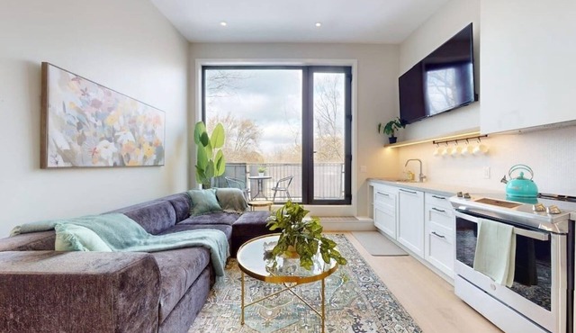 LUX 2025 Townhome - 10 Min to Downtown - FREE Parking - 2 Kitchens