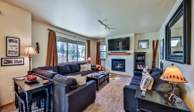 Lux 2B/2B Dwtn Condo w/clubhouse, faces Hideaway Park stage/sledding hill,WiFi