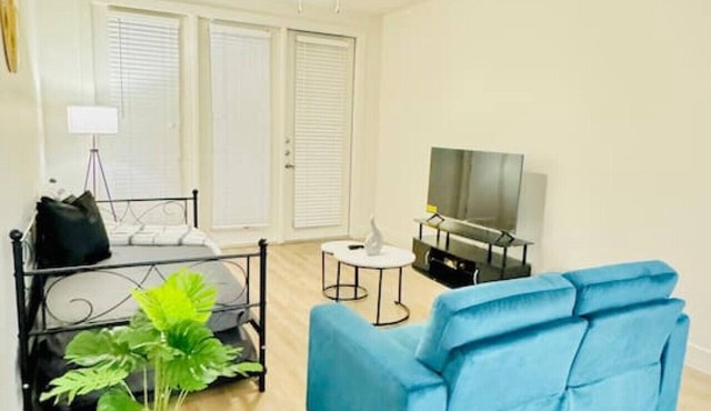 Lux 2BR 2Mi to Six Flags, La Cantera w/Pool & Gym