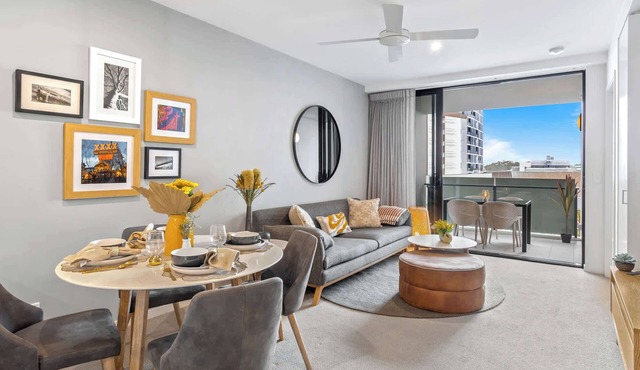 Lux 2BR Apt, 5 Stars Hotel, Pool, Gym, 10 min CBD