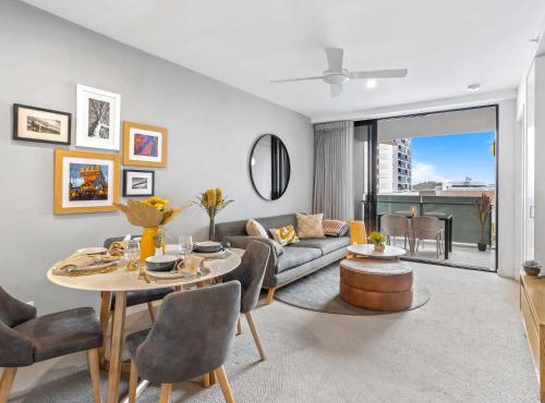 Lux 2BR Apt 5 Stars Hotel Pool Gym 10 min CBD