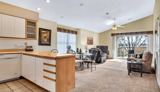Lux 2BR Condo w/Jacuzzi, fast Wifi, Clubhouse, Gym
