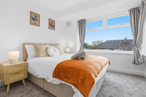 Lux 3 BD House, Sleeps 8, Free Parking, Perfect for Contractors, Families, Near Manchester and Etihad