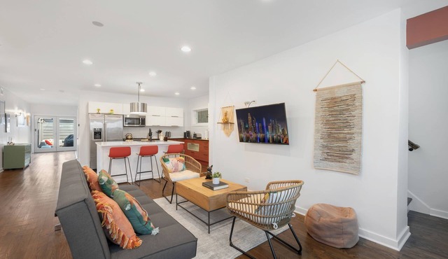 LUX 3-Level Chicago Home +garage & patio