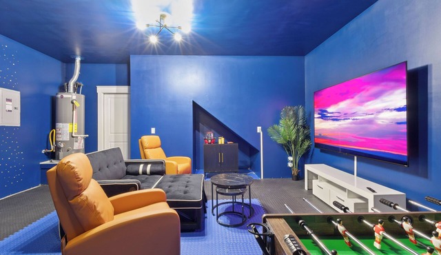 Lux 3bd, Game room with 85" TV, gym, firepit, Minutes to Tesla, COTA, Airport