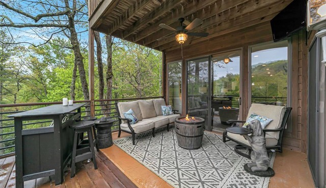 Lux 3Br Mtn Home with Incredible View of Falls and designer furnishings